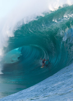 highenoughtoseethesea:  Koa Rothman at Teahupoo ph Pompermayer