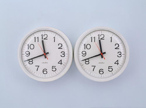 young-grandma:‘These two identical, adjacent, battery-operated clocks were initially set to th