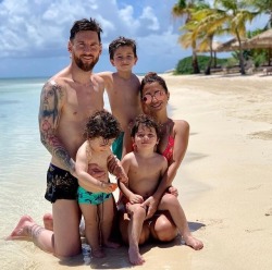 Fyleonella:antonelaroccuzzo: In Paradise With Them 🌴  