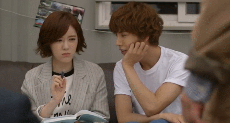 dramaaddict101:  The way he looks at her is just too cute ^_^