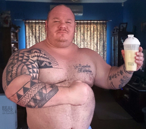 thebigbearcave:  hey joebear, miralo que chulo gran gordo!!! i think i remember I was asking about THIS guy!  any ideas??