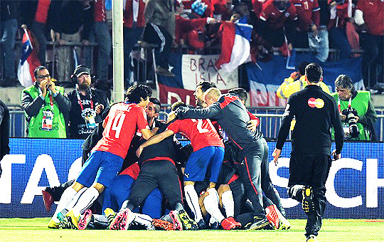 tjgoalshie: Chile celebrates winning the 2015 Copa America after beating Argentina