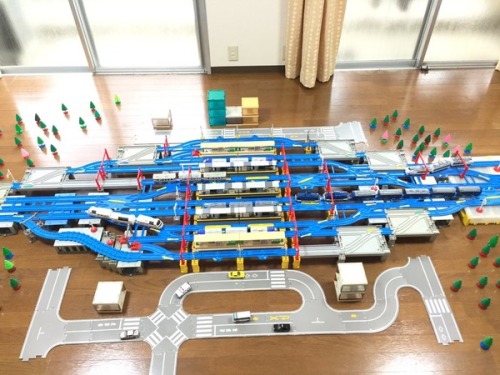 リクエストの一番多かった阪急梅田駅をプラレールで再現してみました。  1-2東海道本線、小田急線、江ノ電が発着する藤沢駅を再現してみました。 3-4札幌駅をプラレールで再現してみました。 5-6プラレ