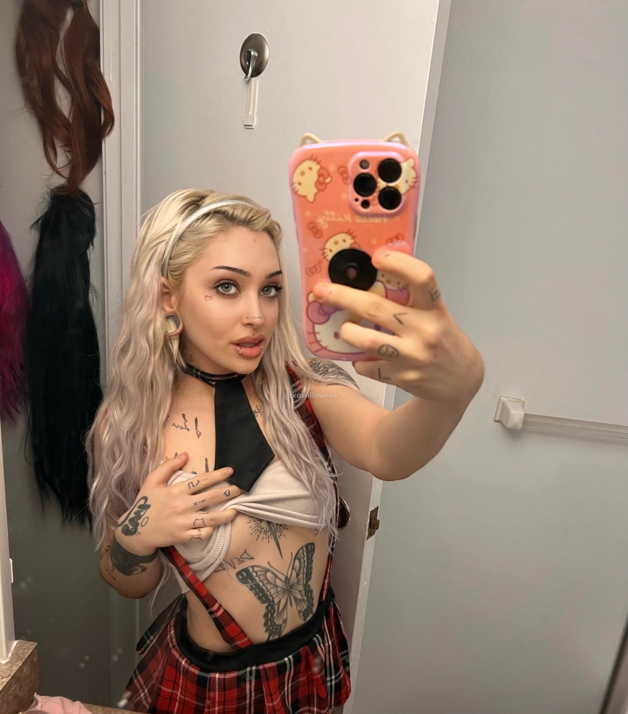notwillowrae:Dying my hairrr then I’ll post some new stuff 😌