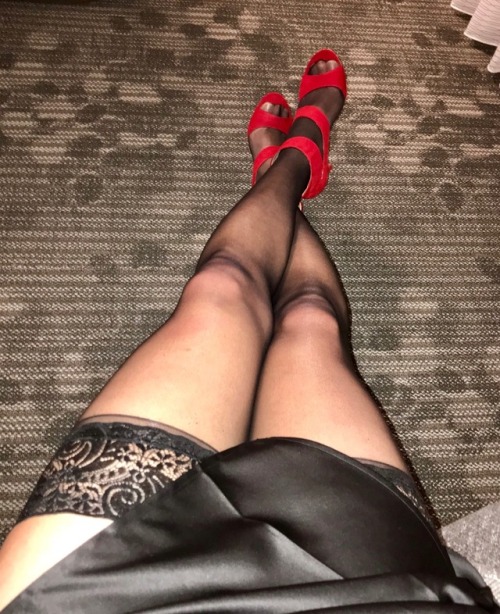neil4heels: gent-sdr: Hotel fun Seductive, wish I could kneel in front of that bulge …  indulge every moment