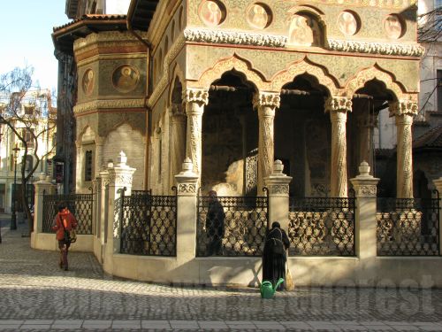 there is a women’s monastery called stavropoleos in the centre of bucharest old city and it&rs