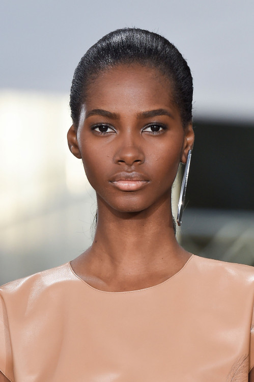 drencrome:mihaliko:Tami Williams at Loewe S/S 2016.