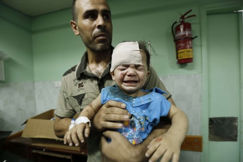 fotojournalismus:
“Day 23: Israel strikes on another UN school serving as a refugee shelter & crowded market in Shejaiya during ceasefire as Gaza death toll passes 1,350 | July 30, 2014
Faiza Al-Tanboura had not spoken for 21 days since a missile...