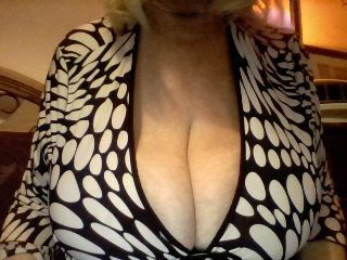 theubercurve:  Nothing quite like the view of deep, heaving cleavage, imho…