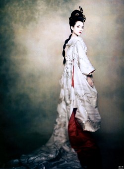 williamneubauten:  Watched Memoirs of a Geisha again last night. Hatsumomo was fucking hot. Revisiting Paolo Roversi’s “Costume Dramas” shoot with Gong Li and Zhang Ziyi for Vogue, December 2005.