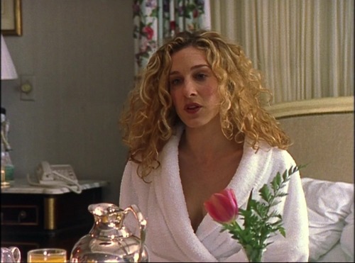 biisousss: stills from Sex and The City in the episode where Carrie received $1,000 from a rich Fren