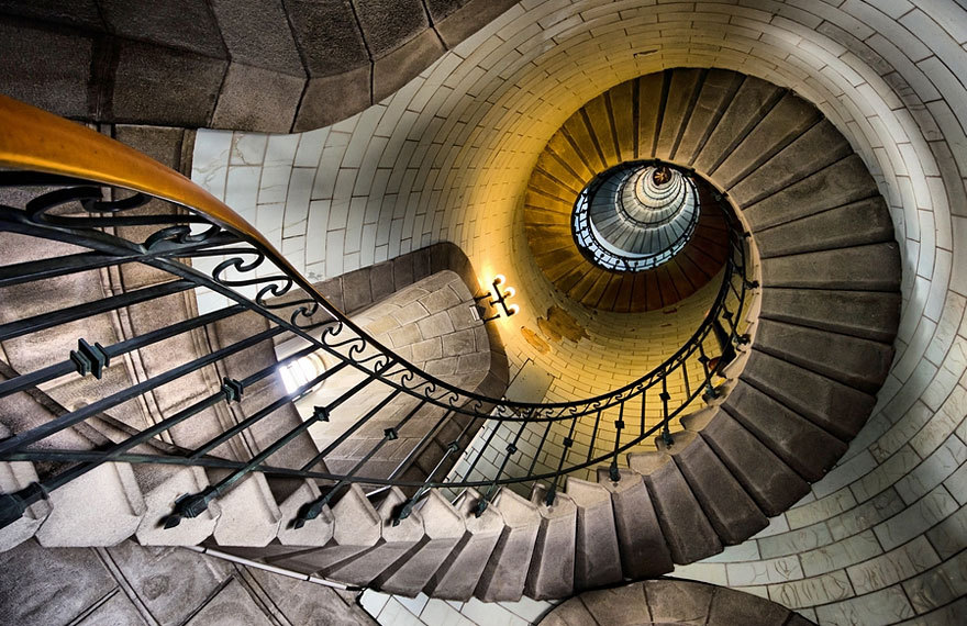 Circumnavigation (Eckmuhl Lighthouse, France)