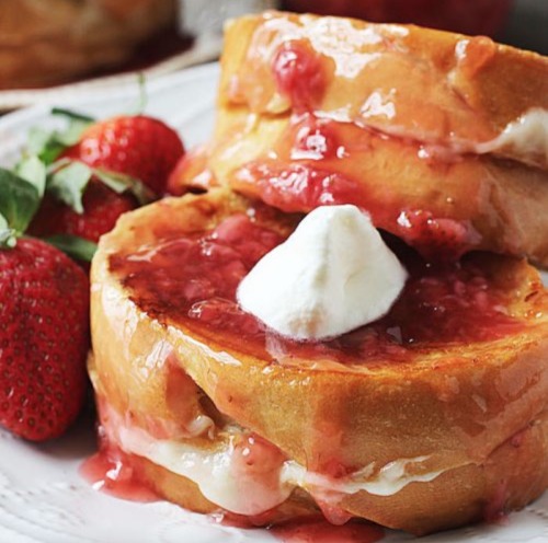 food-in-the-morning:  Strawberry Cheesecake Stuffed French Toast