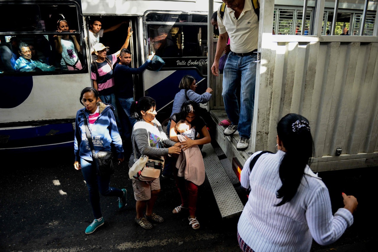 “PERRERAS” EL TRANSPORTE EN CARACAS. Ante la crisis del transporte, las autoridades venezolanas buscan paliar las dificultades y ofrecen camiones improvisados, peligrosos que son foco de accidentes. (AFP PHOTO)
MIRÁ TODA LA FOTOGALERÍA—>