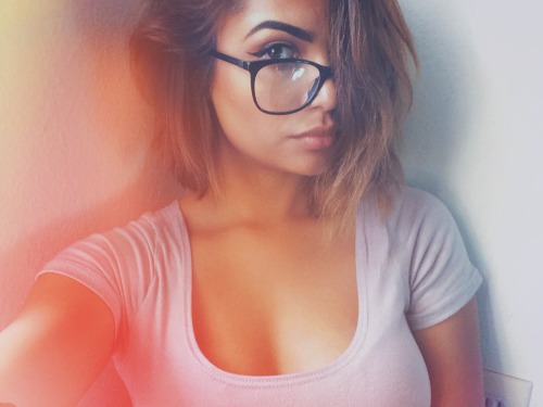 girlswithglasses:  meaninglessloveofacanvas:  I can do both  meaninglessloveofacanvas, fellow tumblr 