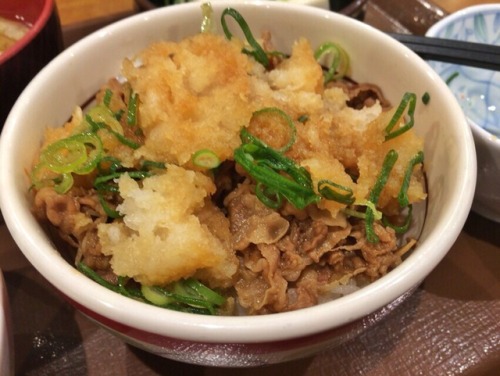 shoku-and-awe: ミニポン酢おろし牛丼＋健康セット // Mini Beef Bowl &amp; Healthy SetDid you know Sukiya has a hea