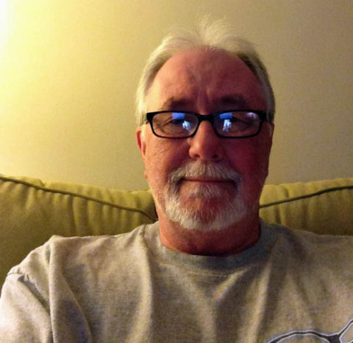 luvgraymen:  jonulrich:  This Dad’s got a hot ass! You’ll find him in Spring Hill, Kansas.  Gorgeous Daddy