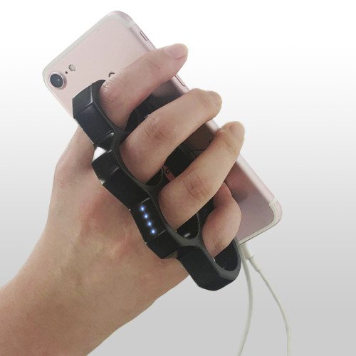 [メリケンサック型モバイルバッテリー/Brass knuckles Mobile Battery]スマホが持ちやすく、いざという時の護身用にもなります！The cell phone is easy