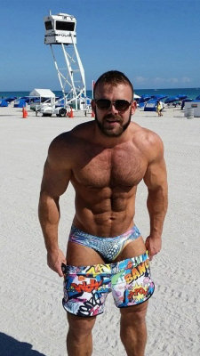 keepemgrowin:  This beach muscleboy, stripping