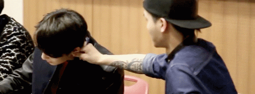 milktealimesoda:  minsoo being himself showing the b’day boy some “love” 