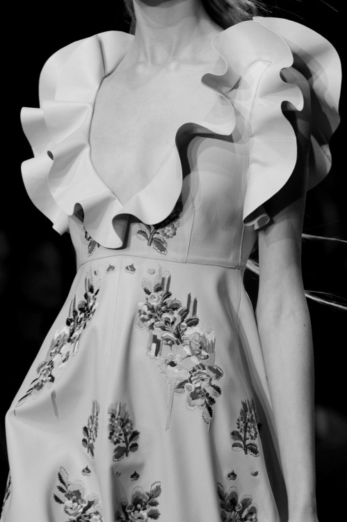 le-monde-sans-couleur: Alexander McQueen S/S 2016