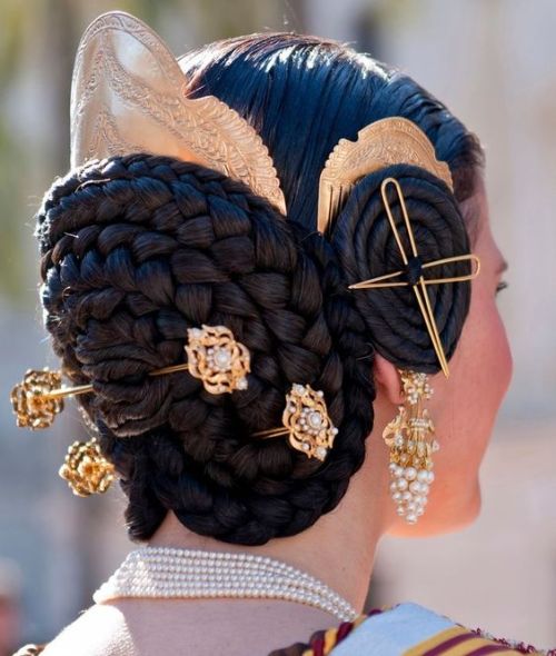 espill:dupionianddamask:sartorialadventure:Hairstyle of the traditional fallera costume, Valencia, S