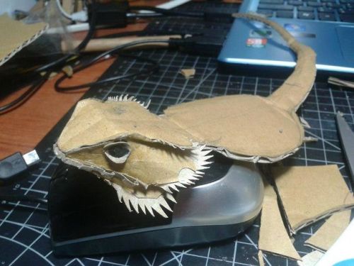 lapizarra:  little-vince:  Bearded Dragon with cardboard by cardboard artist 鍾凱翔 Zhongkai Xiang  Un dragón de bajo presupuesto. 