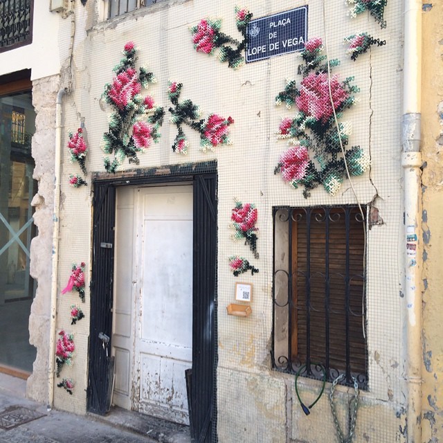 sprachlust:  cross stitch in Valenciaphoto by engelpunthttps://instagram.com/p/2HO_4kMtrE/, https://instagram.com/p/2HPGxCMtrO/