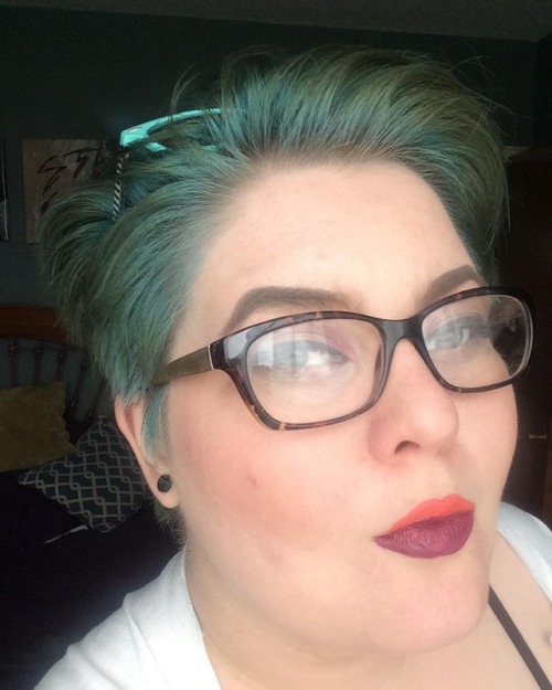 Feelin myself with this cute two-tone lip look #mrsroper #toofaced #androgynyliquidlipstick #jeffree