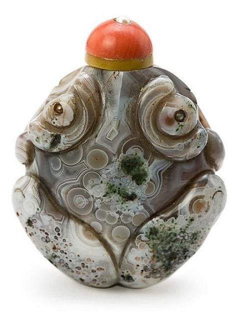 A toad-shaped Chinese snuff bottle in carved chalcedony agate with pearl eyes, from the early 20th C
