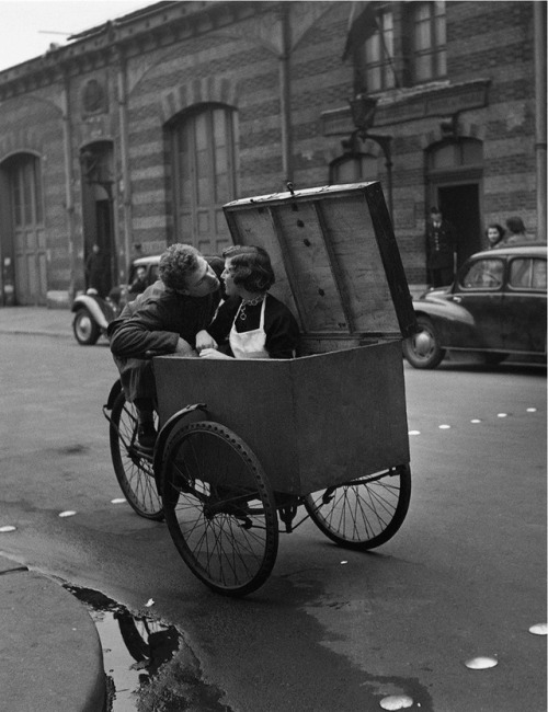 undr:

Robert Doisneau. Baiser Blotto, Paris 1950