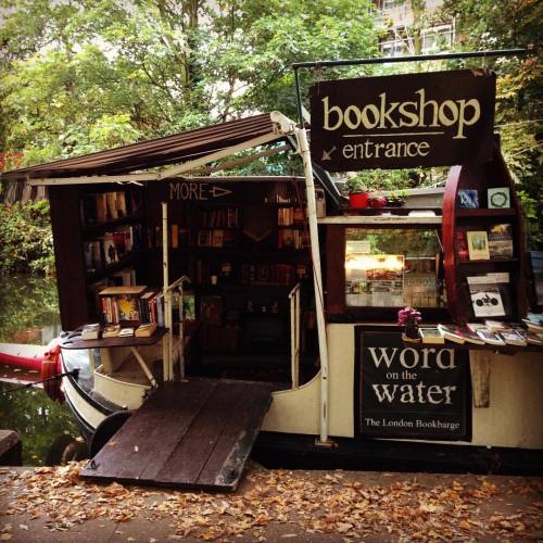 the-count-of-monte-london:  Cutest bookshop I’ve ever seen 📕📗📘📘📙📚 #bookshop #bookstore #canal #boat #boatshop #regentscanal 