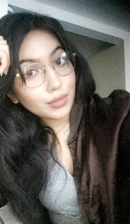 moonlightangel:I look like a nerd w glasses