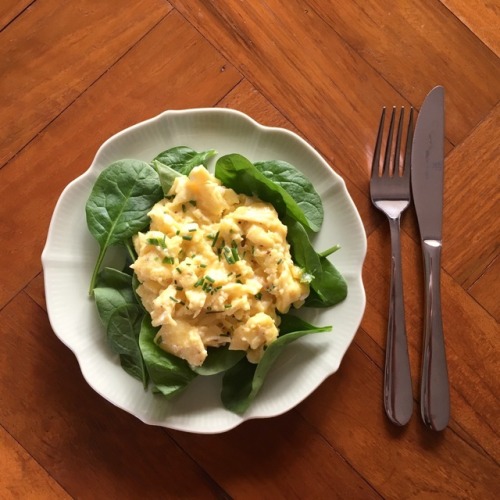 Scrambled eggs with chives + baby spinach