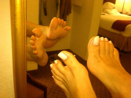 rate-my-feet: pqek: Do you like’em? Pqek her bare feet look awesome in this 