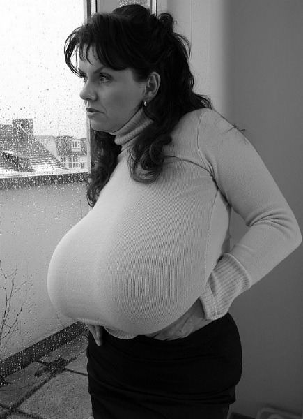 biggirlsareyummy:  Lots of gorgeous Milf boobiness…