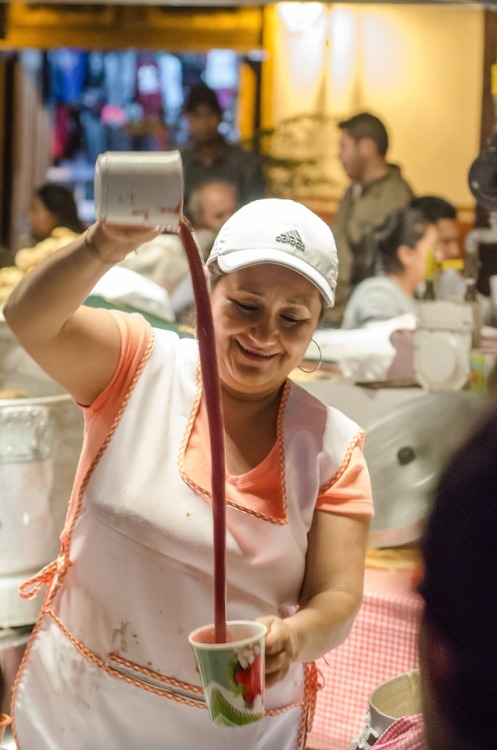 Enfriado de atole. Mercado de antojitos de Uruapan Michoacán. Tamales y atole Tia R