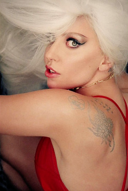 ladygagacentral:  http://bit.ly/13iJpGf  love her