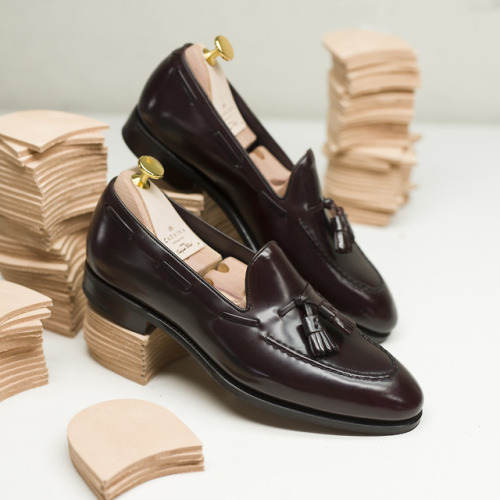 Tassel loafers 80481 in @horweenleather shell cordovan color 8 |Uetam last|. Learn more at Carmina S