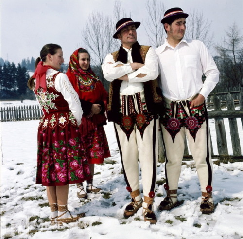 polishcostumes:Highlanders from the region of Podhale, southern Poland.Photography by Stanisław Gado