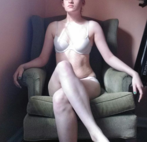 hellolittle-red:  here’s some old extra pictures of me feeling like a queen rocking