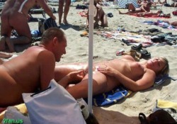 siktirici50:  İtaliyada çıplaklar plajlnda eşim açmıştı bacaklarlnl güneşleniyordu biri geldi tamam eşimin amlnln kakarşlna böyle yattı hiç sormadan eşimin amlnl okşamaya ve parmaklamaya başladı ve sonra yapıştı amlna yalamaya başladı