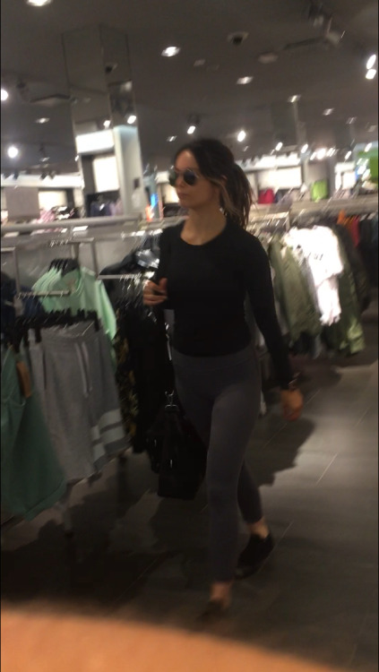 misterescalator: Sl*t 166 «  this one love to expose in her lululemon » Follow me following her MIS