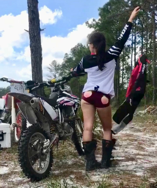 Enjoy your afternoon with this dope #motobutt from the beautiful @beautyandthejeep00