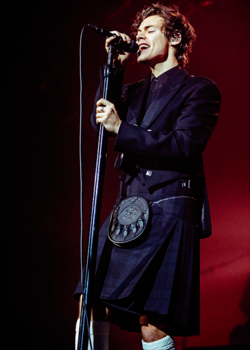 harrystylesarchive:Harry on stage in Glasgow, UK (photographed by Hélène Marie Pambrun