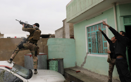 soldiers-of-war:IRAQ. Nineveh governorate. Mosul. March 4, 2017. An Iraqi special forces soldier fir