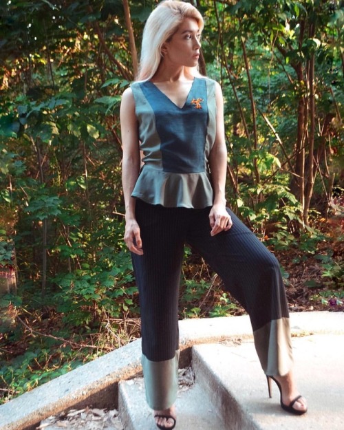 Blending in with nature in @lina.mayorga ‘s flamboyant peplum upcycled top and the two-tone up