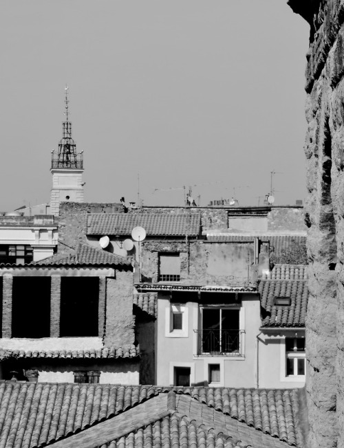 Toits avec le clocher de l'hôtel de ville au loin, Orange, Vaucluse, 2016.