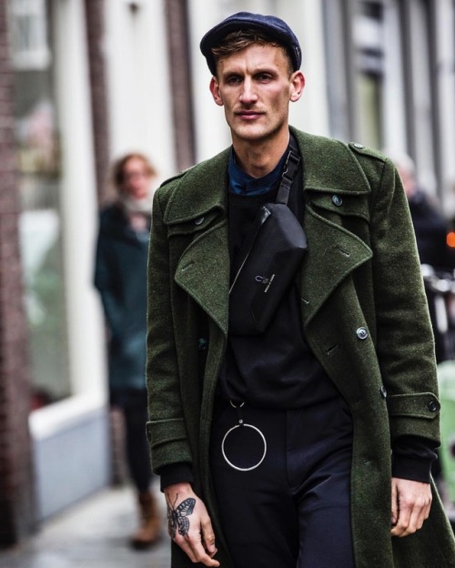 On point.✔️ #atelierdelarmee #coat #bumbag #streetstyle (bij Paris, France) www.instagram.co