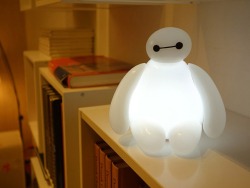 monpetiteoignon:  onesubsjourney:  I have a need.   (Keep source intact please. http://usb.brando.com/infothink-big-hero-6-baymax-usb-led-lamp_p12832c0058d015.html)  Sirrrrrr!!!!  Daddy! I need something, it&rsquo;s an emergency.